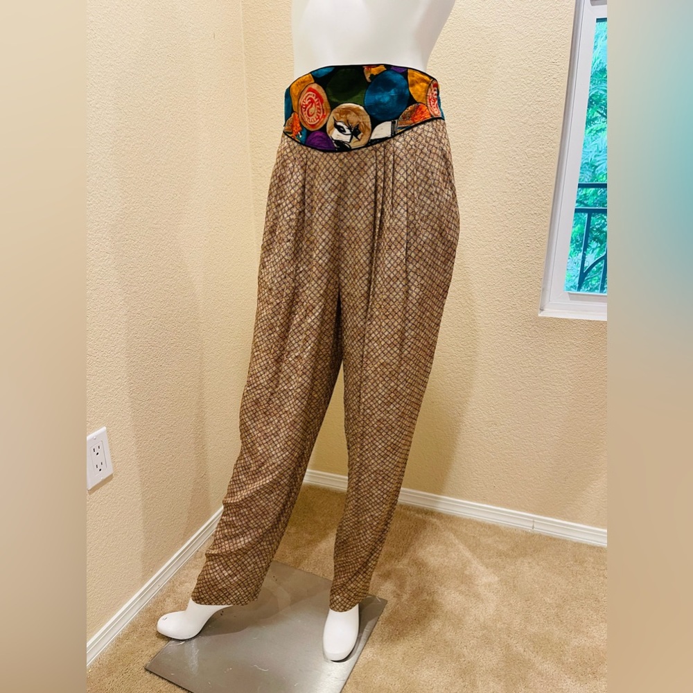 Stylish Women's Patterned Pants - Picture 2 of 7